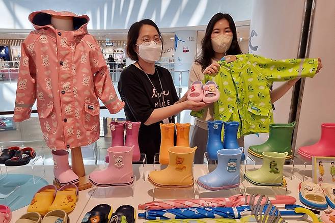 신세계센텀시티 6층에서 어린이 레인부츠와 레인코트를 소개하고 있다. /사진=신세계센텀시티