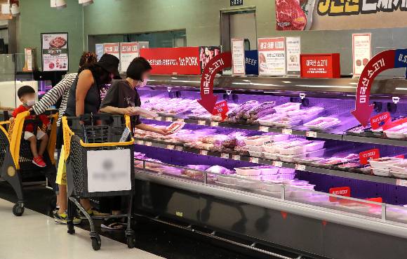 지난달 생산자물가 지수가 5개월 연속 상승세를 나타내며 사상 최고치를 찍었다. 사진은 서울 시내의 한 대형마트를 찾은 시민들이 돼지고기를 살펴보는 모습./사진=뉴스1