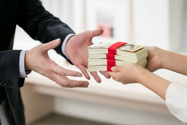 보이스피싱(전화금융사기) 현금수거책 역할로 범행에 가담한 20대 외국인 유학생이 벌금형을 받았다. 사진은 기사와 무관. /사진=이미지투데이