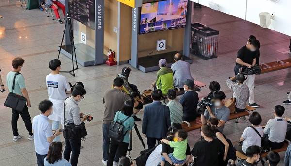 23일 발표된 신종 코로나바이러스 감염증(코로나19) 일일 신규 확진자가 7497명으로 집계됐다. 전날 8992명보다 1495명 감소한 수치다. 사진은 지난 21일 서울 중구 서울역 대합실에서 TV를 통해 한국형 발사체 누리호(KSLV-II)의 발사 장면을 시청하고 있는 시민들. /사진=뉴스1