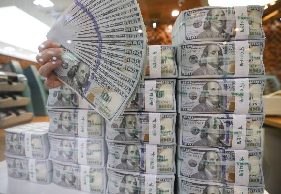 원/달러 환율이 1300원선을 뚫으면서 국가신인도 하락 우려가 커지고 있다. 사진은 서울 중구 하나은행 위변조대응센터에서 직원이 달러화를 정리하는 모습./사진=뉴스1