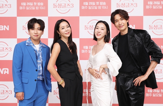 Broadcaster Lee Ji-hye introduces the charm of Season 3.ENA, MBN The new entertainment Singles3 production presentation was held on the 23rd with Park Sun-hye PD, Lee Hye-young, Yoo Se-yoon, Lee Ji-hye and Jung Gyu-woon attending.Weve seen the video in advance, we cant say everything, but its huge, its an extraordinary content, Lee Ji-hye said on the day.Singles3 is the first Love series in Korea to depict the love and living together of stones. It is an evening for stones who entered Dollsing Village to find a new relationship.Under this single rule of fall in love, we start the Love War to win the opponent.Yoon Nam-ki and Lee Da-eun, who were born through Season 2, followed by a stone-singing man and woman who dream of remarriage through a meeting.The rushing romance of is closely observed.