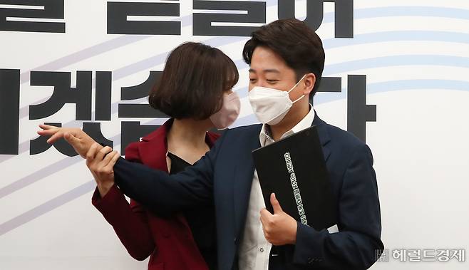 23일 서울 여의도 국회에서 열린 국민의힘 최고위원회의에서 국민의힘 이준석 대표가 배현진 최고위원이 건넨 손을 거부하고 있다. [이상섭 기자]