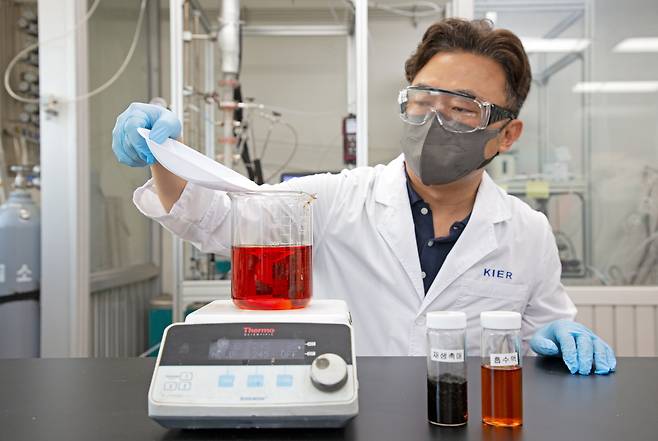 한국에너지기술연구원 연구진이 질소산화물 흡수액을 제조하고 있다.[한국에너지기술연구원 제공]