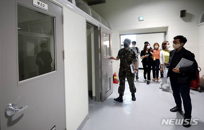 [이천=뉴시스] 추상철 기자 = 신축 국군교도소 준공식을 사흘 앞두고 사전 브리핑 행사가 열린 지난 20일 오전 경기 이천시 국군교도소 작업장이 공개되고 있다. 2022.06.23. scchoo@newsis.com