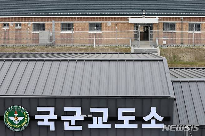 [이천=뉴시스] 추상철 기자 = 신축 국군교도소 준공식을 사흘 앞두고 사전 브리핑 행사가 열린 지난 20일 오전 경기 이천시 국군교도소가 공개되고 있다. (공동취재사진) 2022.06.23. scchoo@newsis.com