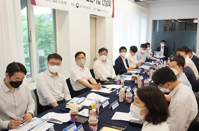 [서울=뉴시스]박윤규 과학기술정보통신부 2차관 주재로 23일 서울시 봉은사로에 위치한 AI 스타트업 마블러스에서 '디지털 국정과제 연속 현장 간담회'가 열렸다. (사진=과학기술정보통신부 제공) 2022.06.23