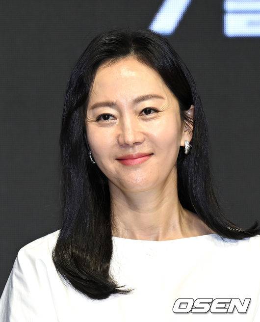 [OSEN=이대선 기자] 23일 오전 서울 콘래드 호텔에서 영화 ‘외계+인’ 1부 제작보고회가 열렸다.  배우 염정아가 취재진의 질문을 듣고 있다. 2022.06.23 /sunday@osen.co.kr