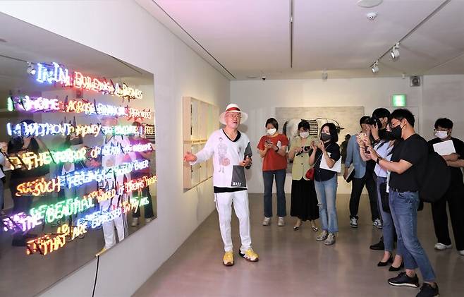 ‘씨킴(CI KIM) 김창일’이 열세 번째 개인전 오프닝에 앞서 23일 ‘아라리오갤러리 천안’에서 프레스데이 행사를 가졌다. 