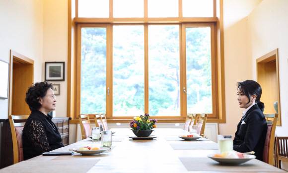 김건희 여사가 13일경남 김해시 진영읍 봉하마을 고 노무현 전 대통령 사저에서 권양숙 여사를 예방하고 있다. 2022.6.13 대통령실 제공