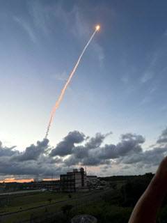 KASS 항공위성 1호기 발사 성공 - 23일 오전 6시 50분쯤 남미 기아나 쿠루 우주센터에서 한국형 항공위성서비스(KASS)의 항공위성 1호기를 실은 로켓이 발사되고 있다. 현재 15~33m 수준인 위치정보시스템(GPS)의 오차를 1.0~1.6m 수준으로 실시간 보정하는 역할을 수행하는 위성이다. 발사 후 정상적으로 분리된 항공위성 1호기는 약 12일 후에 정지궤도로 이동, 신호 시험 등을 거쳐 2023년부터 서비스를 제공할 예정이다.국토교통부 제공