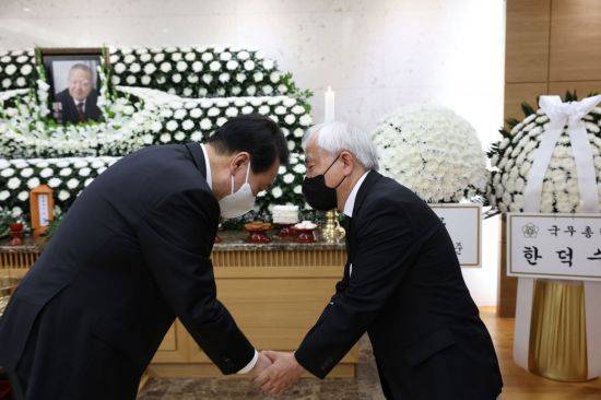 윤석열 대통령이 23일 오후 서울 송파구 서울아산병원 장례식장에 마련된 조순 전 경제부총리의 빈소를 찾아 조의를 표하고 유족에게 위로를 전했다. 대통령실