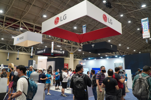 21일(현지 시간) 미국 루이지애나주 뉴올리언스 모리얼 컨벤션 센터에서 열린 ‘국제 컴퓨터 비전 및 패턴 인식 학술대회(CVPR) 2022’에서 참가자들이 LG 부스를 둘러보고 있다. 이날 LG그룹에서는 LG AI연구원, LG전자를 비롯한 6개 계열사가 총출동했다. 사진 제공=LG