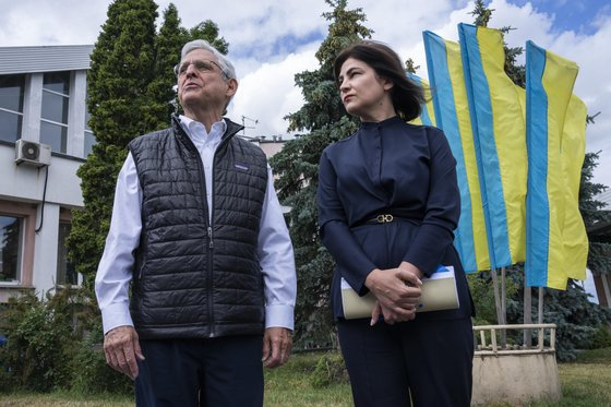 메릭 갈런드(왼쪽) 미국 법무부 장관은 21일(현지시간) 폴란드 국경 근처의 우크라이나 지역을 방문해 이리나 베네딕토바(오른쪽) 우크라이나 검찰총장과 우크라이나에서 전쟁범죄를 저지른 개인들을 기소하는 문제에 대해 논의했다. AP 연합뉴스
