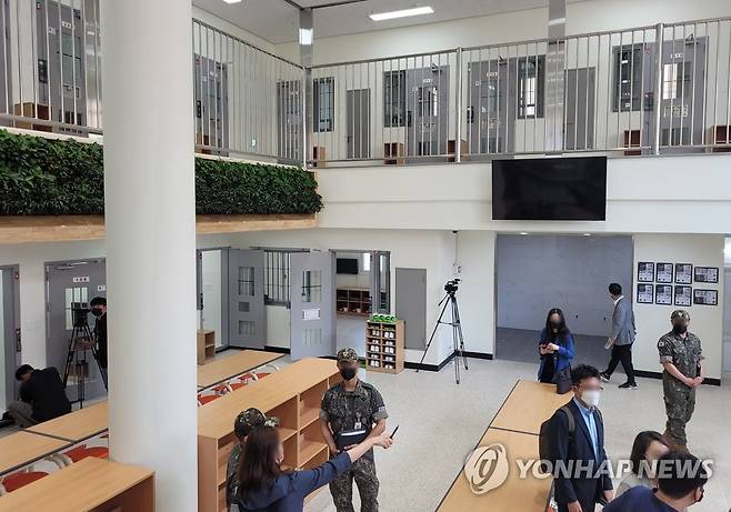 국방부, 국군교도소 수용동 공개 (서울=연합뉴스) 하채림 기자 = 국방부가 23일 경기 이천시 국군교도소에서 신축 수용동 준공식을 앞두고 수용동의 내외부를 공개했다. 사진은 공개된 국군교도소 수용동 내부 모습. 2022.6.23 tree@yna.co.kr