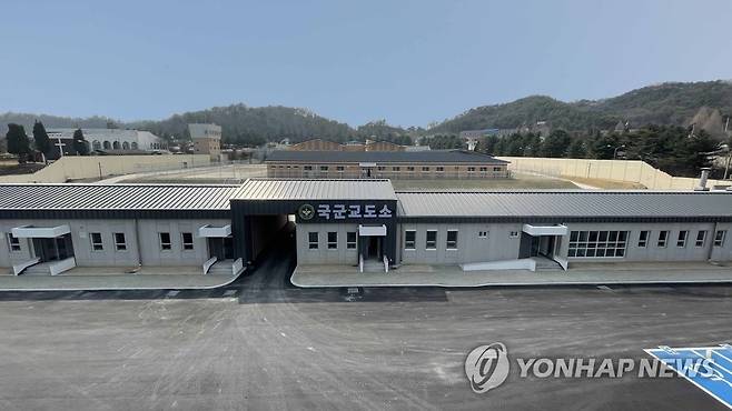 국군교도소 신축 건물 전경 (서울=연합뉴스) 국방부가 23일 경기 이천시 국군교도소에서 신축 수용동 준공식을 앞두고 수용동의 내외부를 공개했다. 사진은 국군교도소 신축 건물 전경. 2022.6.23 [국방부 조사본부 제공. 재판매 및 DB 금지] photo@yna.co.kr
