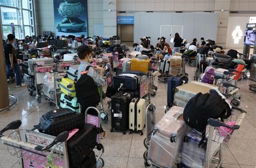 해외입국자로 붐비는 인천공항 [연합뉴스 자료사진]