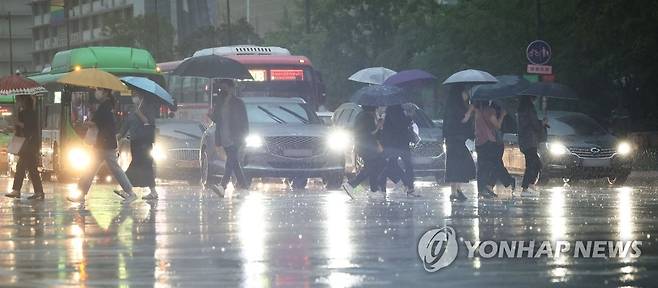 세차게 내리는 장맛비 (서울=연합뉴스) 김인철 기자 = 장맛비가 내리는 23일 오후 서울 종로구 광화문 세종대로사거리에서 퇴근길 시민들이 발걸음을 재촉하고 있다. 2022.6.23 yatoya@yna.co.kr