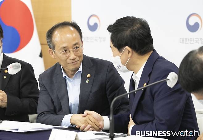 추경호(왼쪽) 경제부총리 겸 기획재정부 장관과 원희룡 국토교통부 장관. /사진=이명근 기자 qwe123@