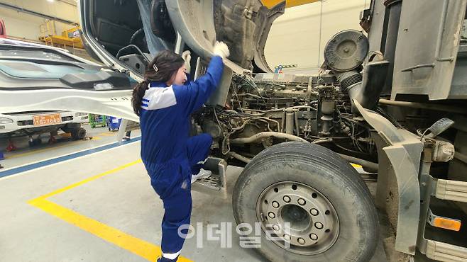 송유진 볼보트럭코리아 정비사가 트럭 내부에 문제가 있는지 살펴보기 위해 오르고 있다. (사진=손의연 기자)