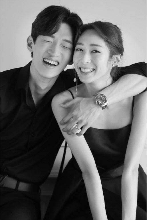 유니버설발레단 현역 무용수 이승민-남기은 커플이 26일 화촉을 밝힌다. 사진은 웨딩화보(사진=universal ballet).