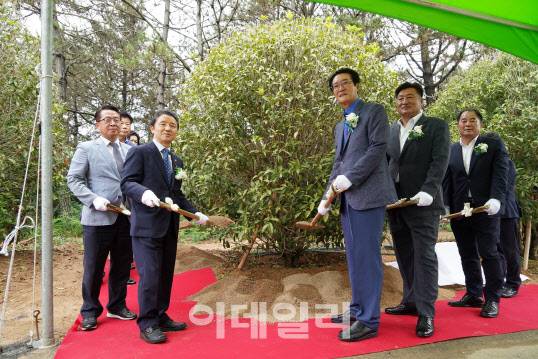 남성현 산림청장(왼쪽 첫번째)이 24일 전남 신안군 증도 미세먼지 차단숲 준공식에 참석해 박우량 신안군수(오른쪽 첫번째), 문금주 전라남도 행정부지사(왼쪽 두번째), 지역주민들과 기념식수를 하고 있다. (사진=산림청 제공)