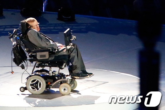루게릭병 환자인 고 스티븐 호킹 박사. 2012년 런던 장애인 올림픽 개막식 장면. [사진=뉴스1]