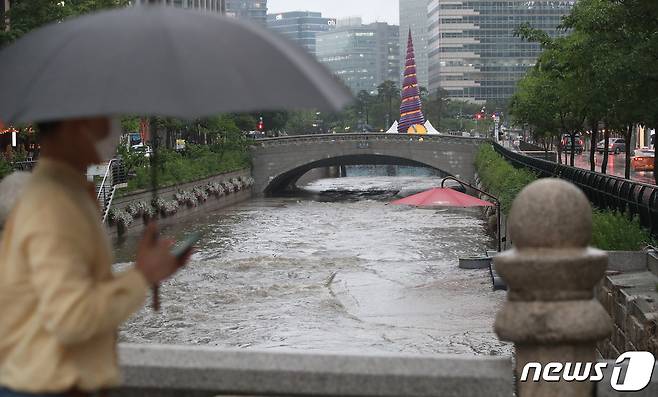 전국적으로 장마가 시작된 23일 서울 종로구 청계천이 장맛비로 통제되고 있다. 2022.6.23/뉴스1 © News1 임세영 기자