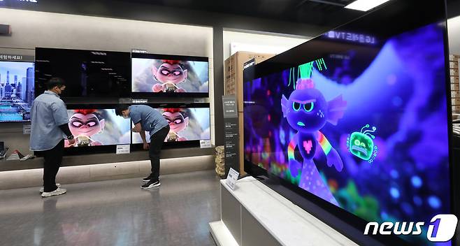 서울의 한 대형마트에 TV가 진열되어 있다. 2021.9.23/뉴스1 © News1 박지혜 기자