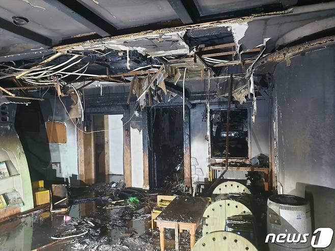 24일 오전 1시47분쯤 경남 김해시 외동의 한 유치원에서 화재가 발생했다. 사진은 화재 현장. (경남소방본부 제공) © 뉴스1
