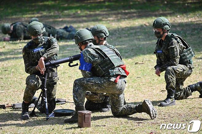 12일 (현지시간) 대만 타오위안의 군사 기지에서 예비군들이 훈련을 하고 있다. © AFP=뉴스1 © News1 우동명 기자