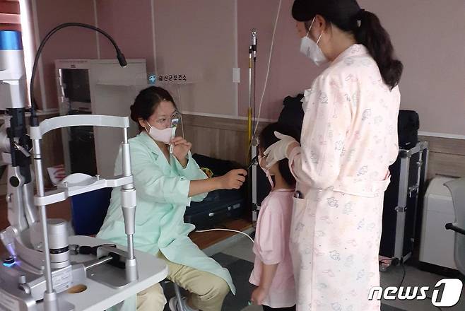 취학 전 어린이가 무료 눈 정밀검진을 받고 있다.(금산군 제공) © 뉴스1