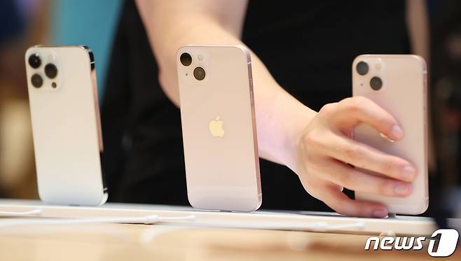 애플의 스마트폰 아이폰13 시리즈 판매가 시작된 지난해 10월8일 서울 강남구 애플 가로수길에서 고객들이 아이폰13을 살펴보고 있다. 2021.10.8/뉴스1 © News1 박세연 기자