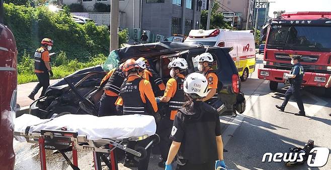 동해시 천곡동 SUV-덤프트럭 충돌 사고 현장.(강원도소방본부 제공) 2022.6.24/뉴스1