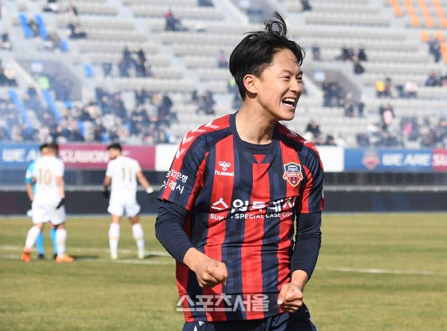 수원FC 이승우가 지난 3월20일 수원종합운동장에서 열린 하나원큐 K리그1 2022 대구FC와의 경기에서 팀동료 김승준의 결승골에 기뻐하고 있다. 2022. 3. 20. 수원 | 박진업기자 upandup@sportsseoul.com