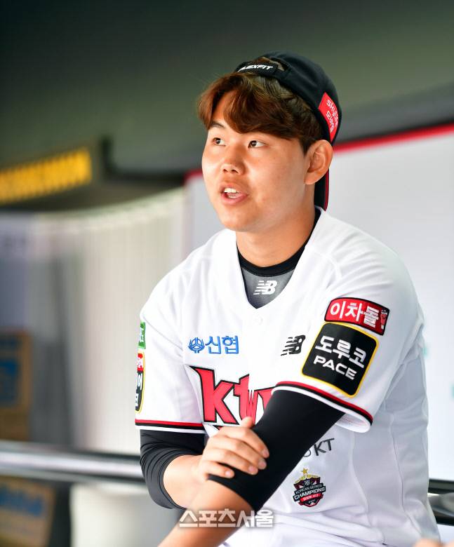 담담하게 자신의 목표를 하나 하나 밝히던 소형준은 태극마크를 달고 싶은 이유로 “국내 최고 투수들의 마음가짐을 배우고 싶다”고 밝혀 눈길을 끌었다. 수원 | 강영조기자kanjo@sportsseoul.com