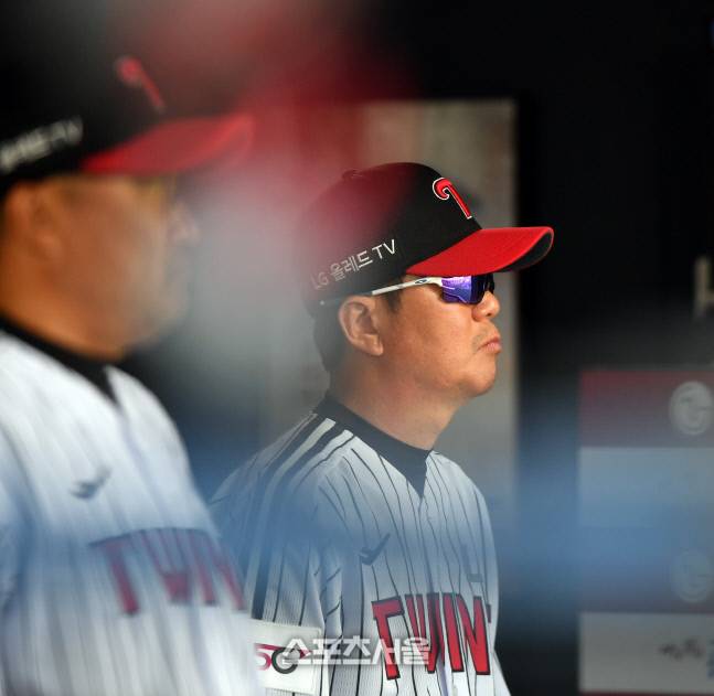 LG 류지현 감독이 지난달 24일 잠실구장에서 열린 2022프로야구 LG트윈스와 키움히어로즈의 경기를 지켜보고 있다.잠실 | 강영조기자kanjo@sportsseoul.com