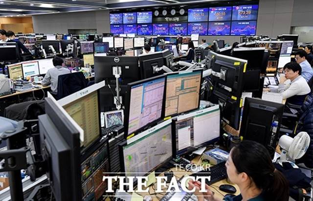 24일 코스피지수는 전 거래일 대비 2.26%(52.28포인트) 상승한 2366.60에 마쳤다. /이선화 기자