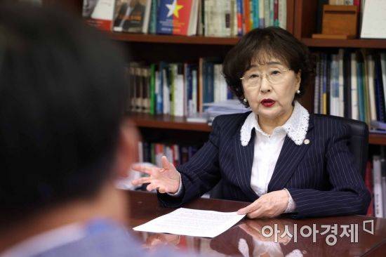 김명자 서울국제포럼 회장이 8일 아시아경제와 인터뷰하고 있다. /문호남 기자 munonam@