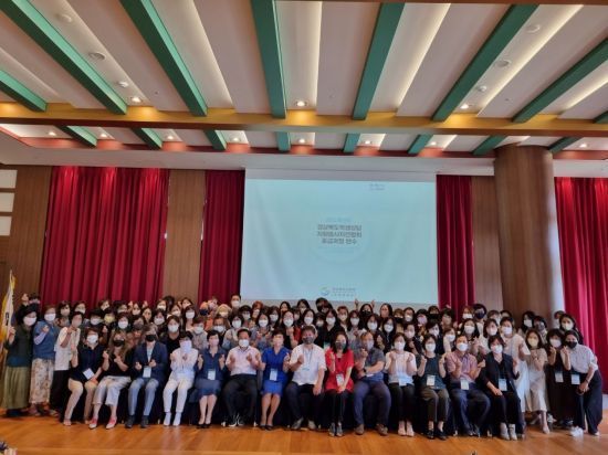 학생들의 심리·정서 지원을 위한 상담자원봉사자 중급과정 연수회 후 기념 사진을 촬영했다.