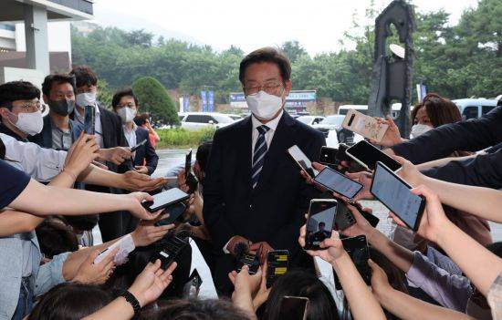 이재명 더불어민주당 의원이 23일 충남 예산군 덕산리솜리조트에서 열린 '새롭게 도약하는 민주당의 진로 모색을 위한 국회의원 워크숍에 참석하기 전 취재진의 질문에 답변하고 있다./연합뉴스