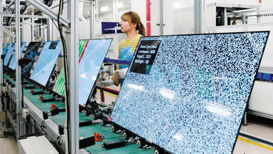 경북 구미시 LG전자 구미 TV 공장에서 한 직원이 생산 라인 앞에서 OLED TV 화면이 제대로 작동하는지 검사하는 모습. /LG전자 제공
