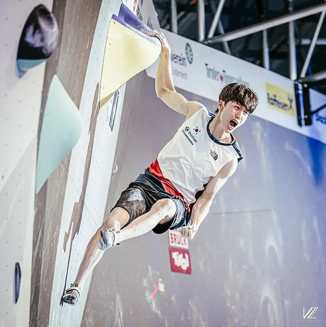 스포츠클라이밍 국가대표 이도현이 2022 IFSC 인스브루크 스포츠클라이밍 월드컵에서 사상 첫 은메달을 획득했다. ⓒ 대한산악연맹