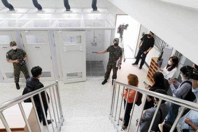 국군교도소 수용시설 내 설치된 샤워 공간. 뉴스1