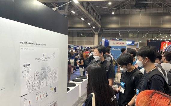 지난 19일부터 24일까지 미국에서 열린 CVPR에서 네이버웹툰 AI 연구자가 논문 내용을 설명하고 있다. 네이버웹툰 제공