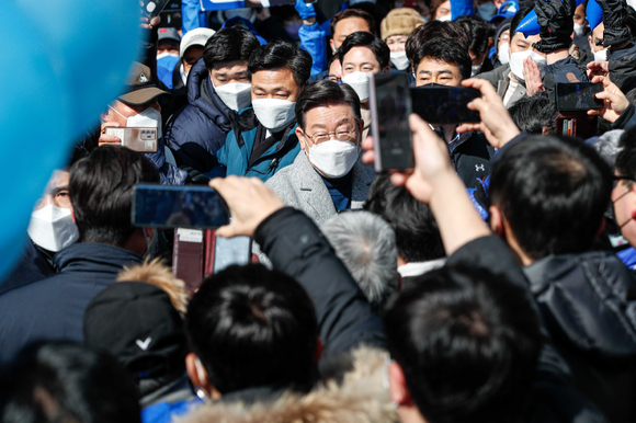 이재명 더불어민주당 대선 후보가 인천 남동구 로데오거리광장에서 거리 유세를 하고 있다. 기사 내용과는 상관없는 이미지. [사진=뉴시스]