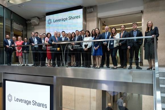 왼쪽부터 레버리지셰어스 상품담당 임원, 런던거래소 마케팅 임원, 런던거래소 증권거래 총괄 임원 Dr. Robert Barnes, 삼성증권 김근태 런던법인장 등이 20일(현지시각) 한국지수 추종 ETP를 비롯한 40여개 ETP 상장을 기념하는 런던거래소 클로징벨 행사를 진행하고 있다.  [사진=삼성증권]