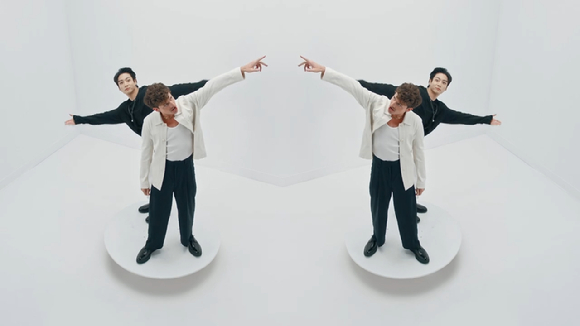 미국 싱어송라이터 찰리 푸스(Charlie Puth)가 그룹 방탄소년단 멤버 정국과 함께한 신곡 'Left and Right(Feat. Jung Kook of BTS)' 뮤직비디오를 공개해 관심을 모으고 있다. [사진=찰리푸스 'Left and Right(Feat. Jung Kook of BTS)' MV 캡쳐]