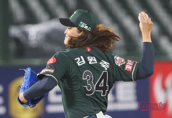 롯데 자이언츠 김원중은 24일 열린 키움 히어로즈와 홈 경기에서 마무리로 나와 1.1이닝 무실점으로 잘 막아내며 올 시즌 첫 세이브를 올렸다. 이날 등판해 역투하고 있는 김원중. [사진=롯데 자이언츠]