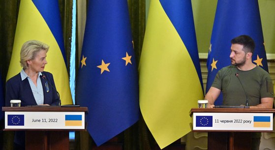 우르줄라 폰데어라이엔 유럽연합(EU) 집행위원장이 지난 11일(현지시간) 우크라이나 수도 키이우를 방문해 볼로디미르 젤렌스키 우크라이나 대통령과 회담 뒤 기자회견을 하고 있다. [AFP=뉴스1]